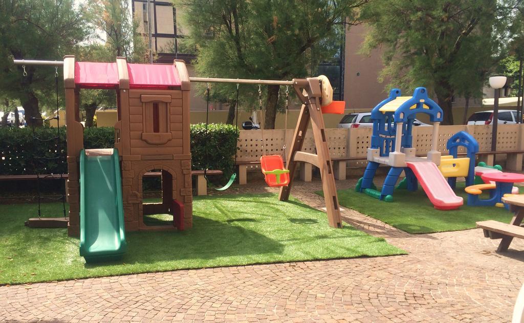 Hotel Nettuno Pesaro Kültér fotó
