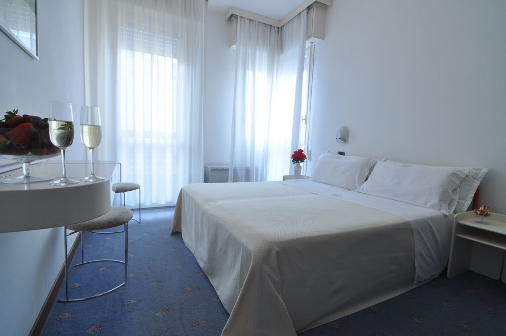 Hotel Nettuno Pesaro Kültér fotó