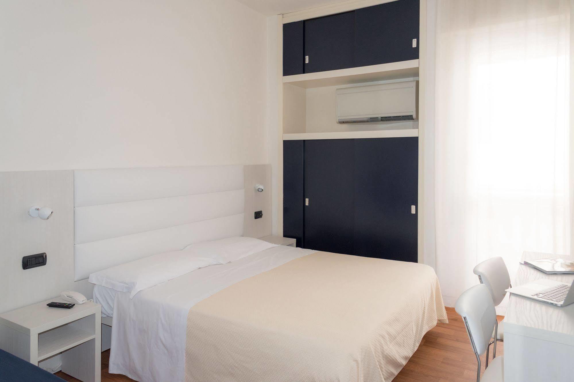 Hotel Nettuno Pesaro Kültér fotó